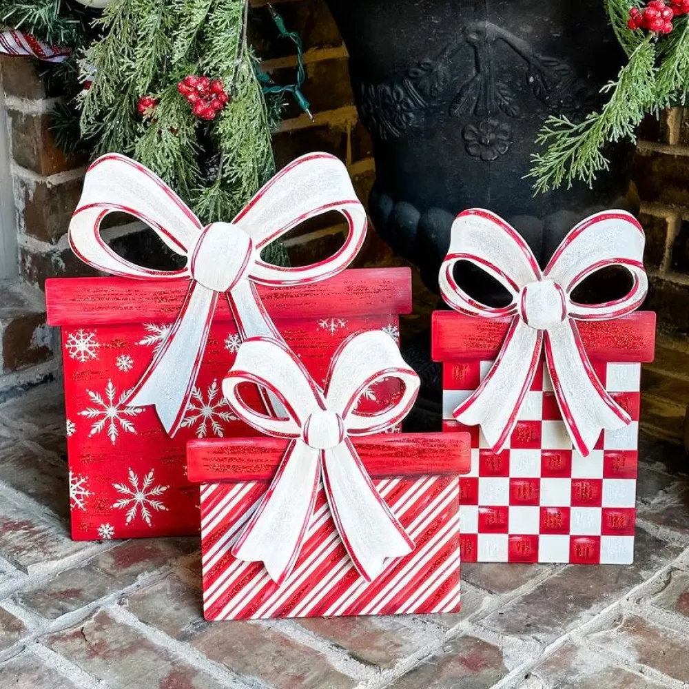The Round Top Collection Classic Red & White Gifts, Large